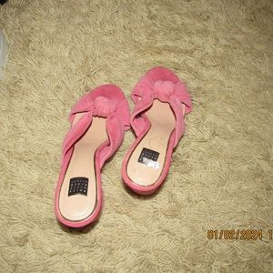 Size 7 women’s shoes. EUC